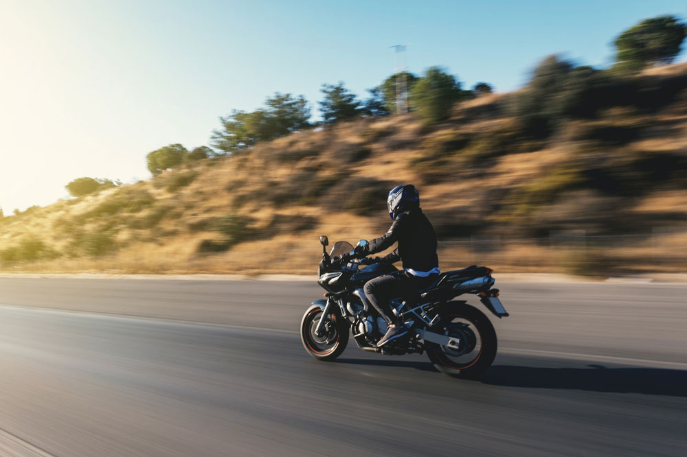 barbat care merge cu motocicleta